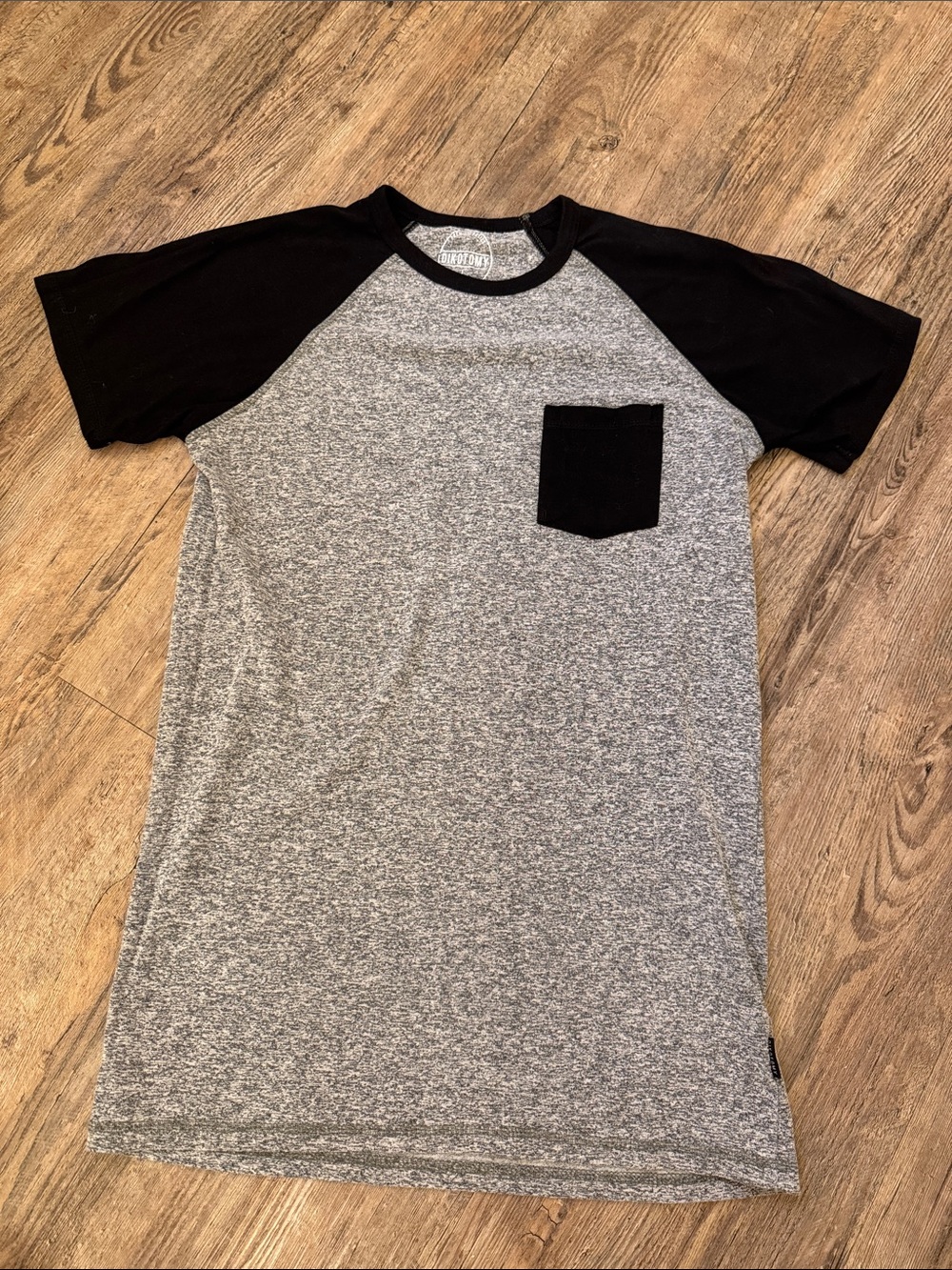 Men's Two-Tone Raglan Pocket Tee - Gray with Black DIKOTOMY brand